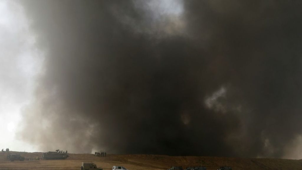 Les Palestiniens ont encore mis le feu hier à des pneu pour gêner la vue des soldats et snipers israéliens