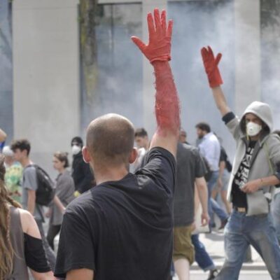 Les gants rouges à la manifestation du 26