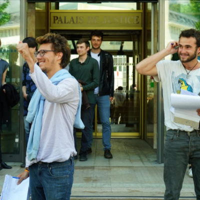 Bastien et Théo à la sortie du tribunal