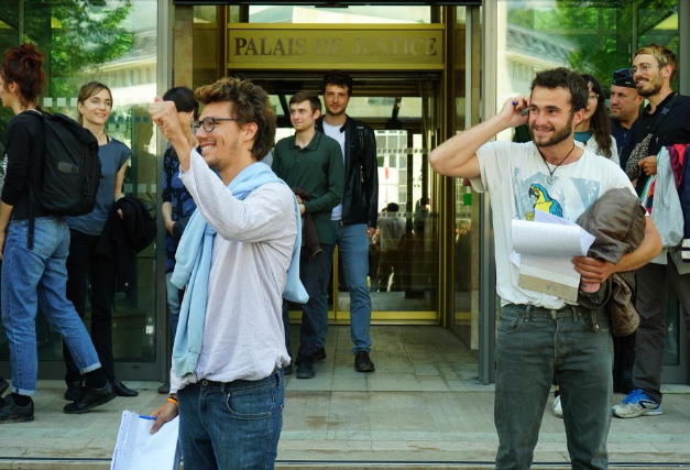 Bastien et Théo à la sortie du tribunal