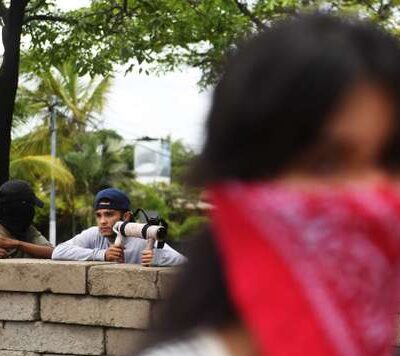 Insurgés défendant une barricade avec des armes artisanales