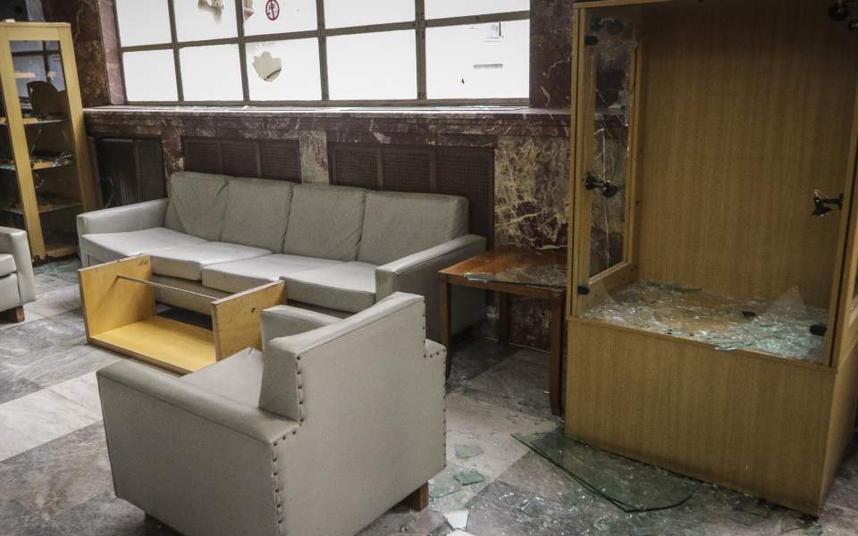 Les bureaux du secrétariat du commerce après le passage de Rouvikonas