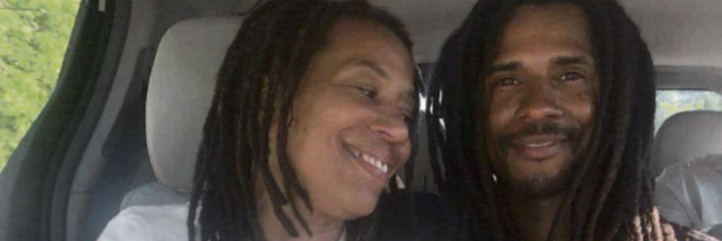 Debbie Africa et son fils, Mike, né en détention, qui est venu la chercher à sa libération