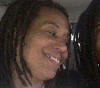 Debbie Africa et son fils, Mike, né en détention, qui est venu la chercher à sa libération