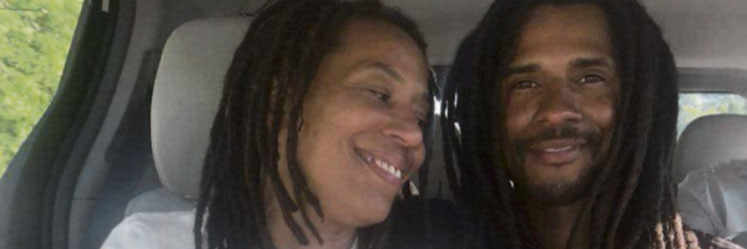 Debbie Africa et son fils, Mike, né en détention, qui est venu la chercher à sa libération