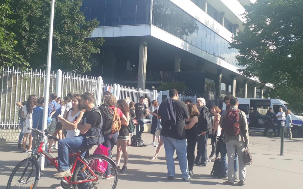 Sympathisants des trois accusés devnt le tribunal