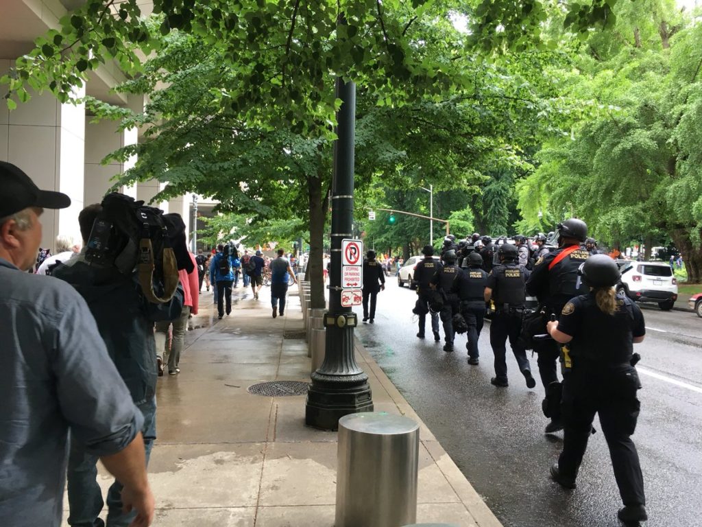 La police escorte les manifestants d'extrême-droite