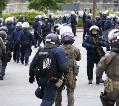 Les masses de policiers encadrant la manifestation