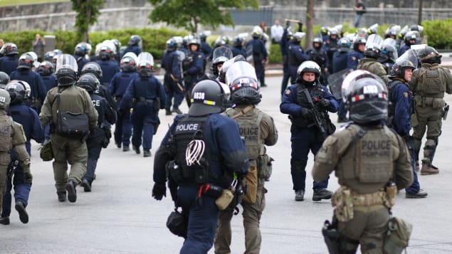 Les masses de policiers encadrant la manifestation
