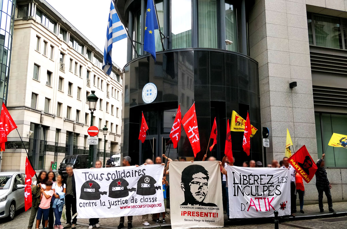 Manifestation devant l'ambassade de Grèce