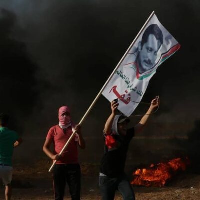 L'effigie de Ghassan Kanafani brandie pendant les manifestations à Gaza.