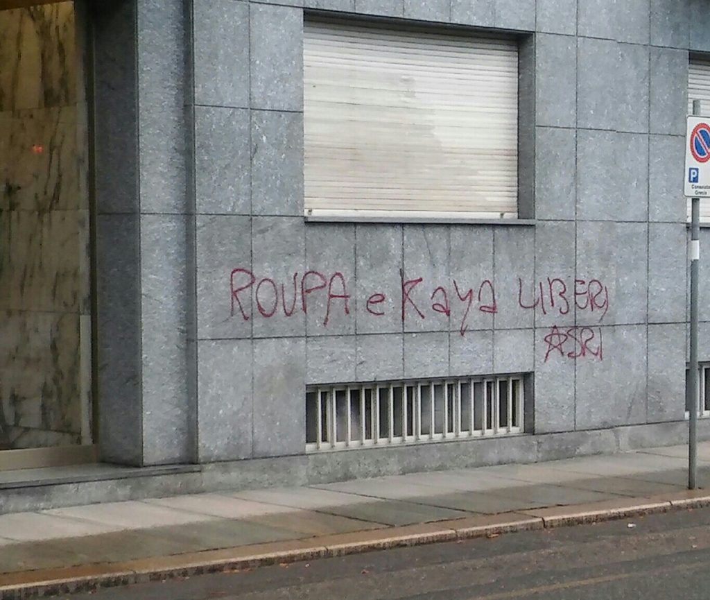 Graffiti de solidarité avec Pola Roupa et Turgut Kaya sur le Consulat de Grèce à Turin.