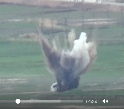 Le moment où l'explosion de l'IED soulève le bus