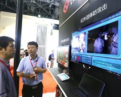 Démonstration de reconnaissance faciale au stand de CloudWalk Technology à la Foire de Shanghaï