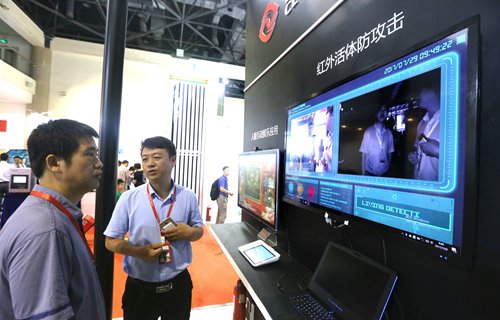 Démonstration de reconnaissance faciale au stand de CloudWalk Technology à la Foire de Shanghaï