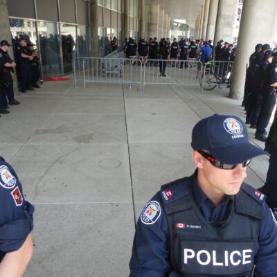 La police de Toronto protège un espace vide qui devait accueillir une manifestation fasciste