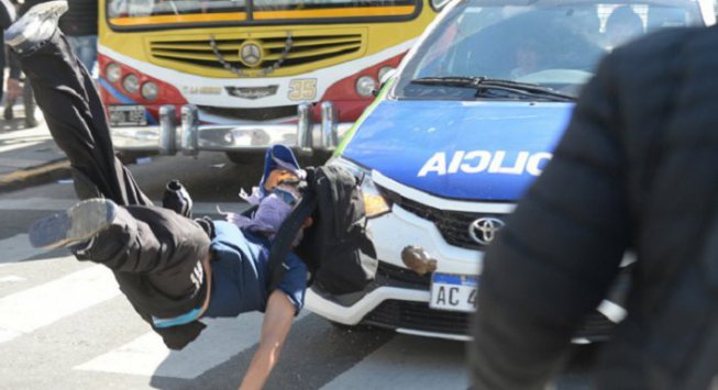 Manifestation du chantier naval Río Santiago - manifestant renversé par la police