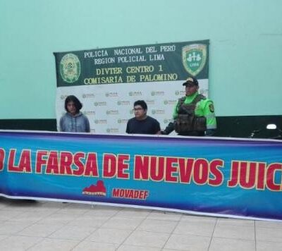 Les deux jeunes présentés par la police avec une banderole du MOVADEF dénonçant la justice