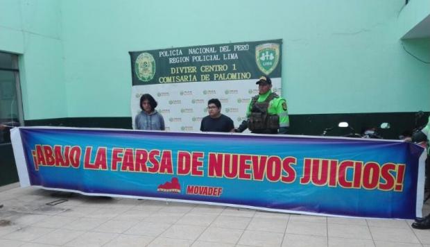 Les deux jeunes présentés par la police avec une banderole du MOVADEF dénonçant la justice