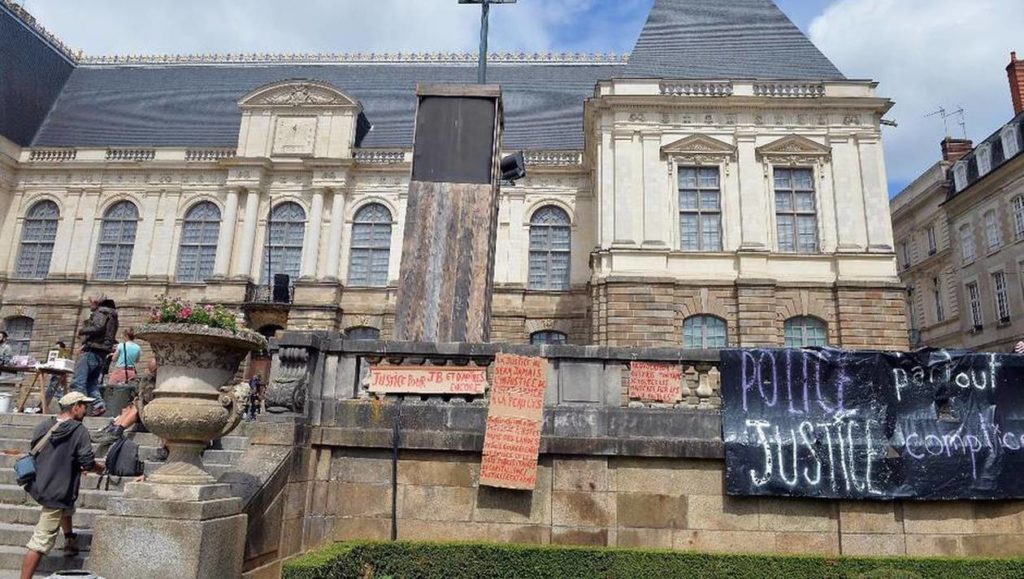 Rassemblement solidaire avec le zadiste devant le palais de justice de Rennes