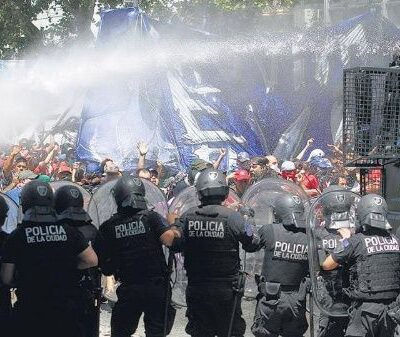 Répression lors des festivités du 40ème anniversaire de l'organisation des grands-mères de la Plaza de Mayo