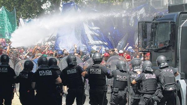 Répression lors des festivités du 40ème anniversaire de l'organisation des grands-mères de la Plaza de Mayo