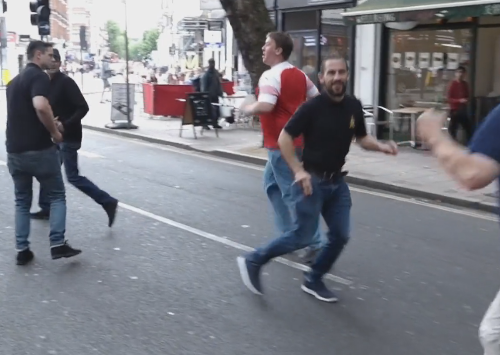 Les fascistes à Bristol en train de prendre la fuite