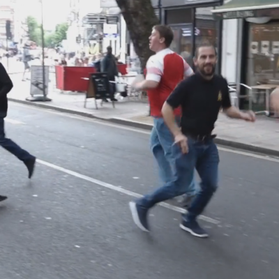 Les fascistes à Bristol en train de prendre la fuite