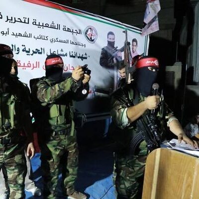 Prise de parole du représentant des Brigades Abu Ali Mustapha pendant la cérémonie.