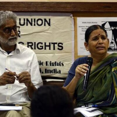 Sudha Bharadwaj et Gautam Navlakha lors d'un meeting