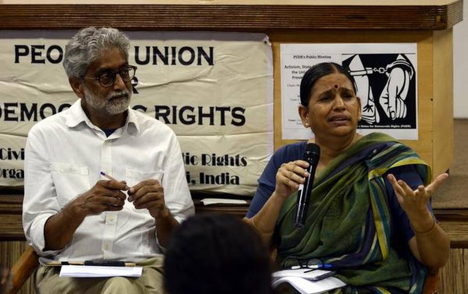 Sudha Bharadwaj et Gautam Navlakha lors d'un meeting