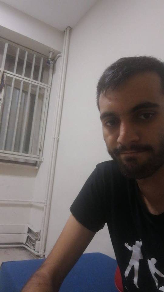 Ekrem Deniz lors de sa garde à vue (il avait encore son téléphone portable).