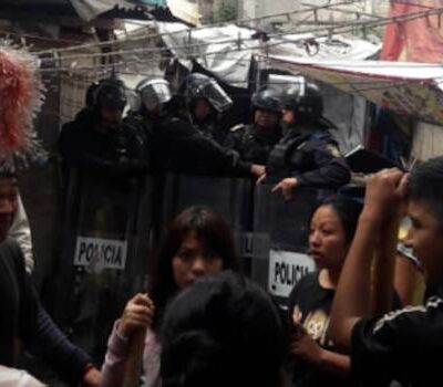 Les occupants de Juarez face aux policiers anti-émeute