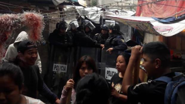 Les occupants de Juarez face aux policiers anti-émeute