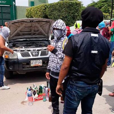 Déballage des cocktails Molotov avant l'attaque de la caserne