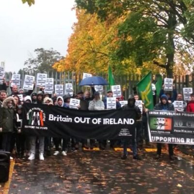 Devant la prison de Hydebank Gaol