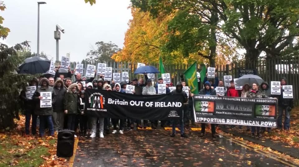 Devant la prison de Hydebank Gaol