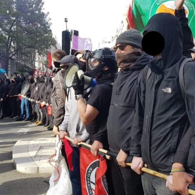 Antifascistes bloquant la marche des supporters d'extrême droite