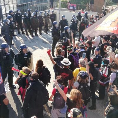 Militants anti-corrida face à des gendarmes mobiles à Rodilhan