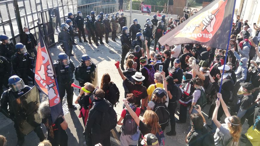 Militants anti-corrida face à des gendarmes mobiles à Rodilhan