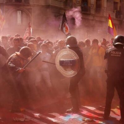 Affrontement entre policiers et indépendantistes et antifascistes catalans