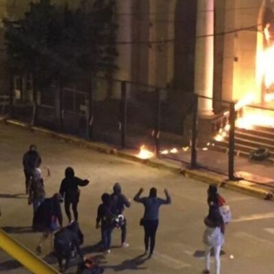 Des manifestantes attaquant au cocktail Molotov la principale église de Trelew