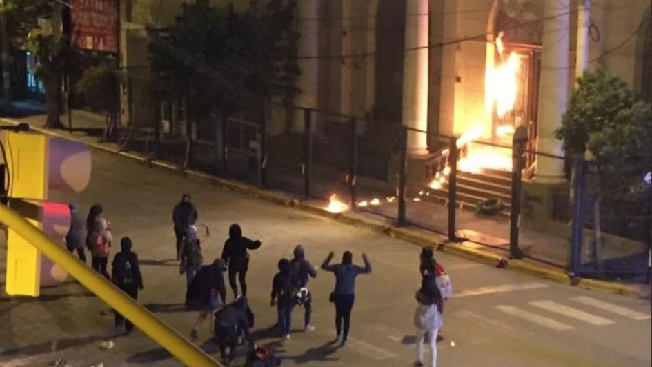 Des manifestantes attaquant au cocktail Molotov la principale église de Trelew