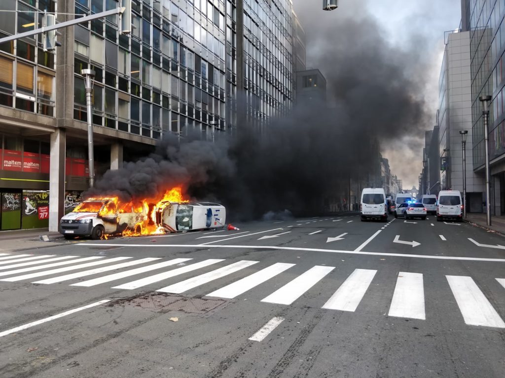 Deux camionnettes de la police en feu à Arts-Loi