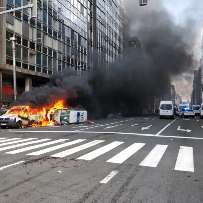 Deux camionnettes de la police en feu à Arts-Loi