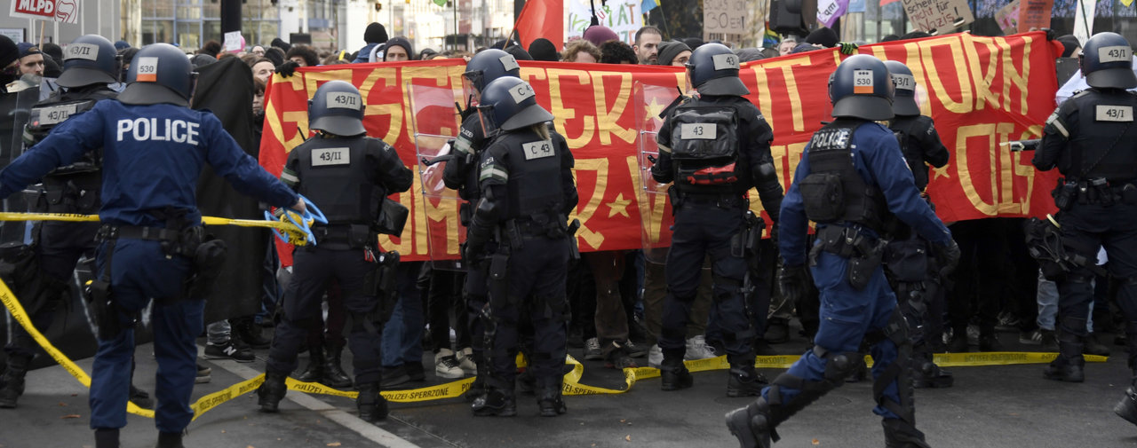 Les antifas dans la rues à Bâle