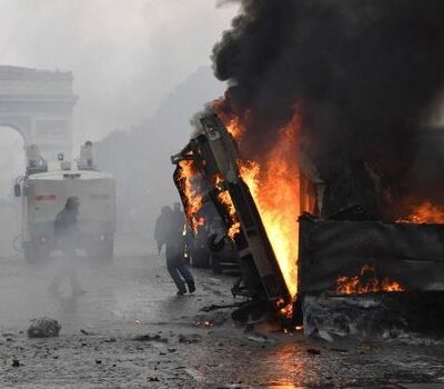 Camion en feu sur les Champs Elysées