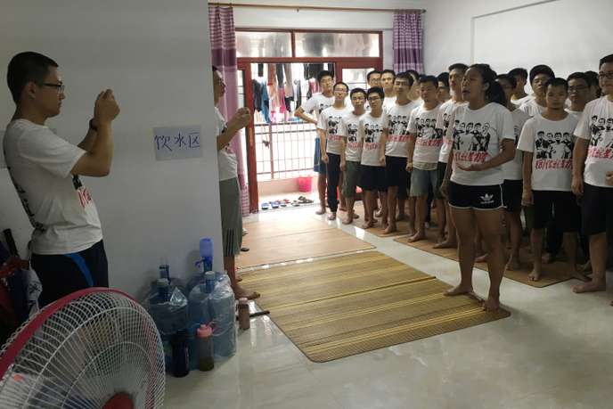Des étudiants soutenant le mouvement des ouvriers de l’entreprise Jasic, à Huizhou, le 23 août.