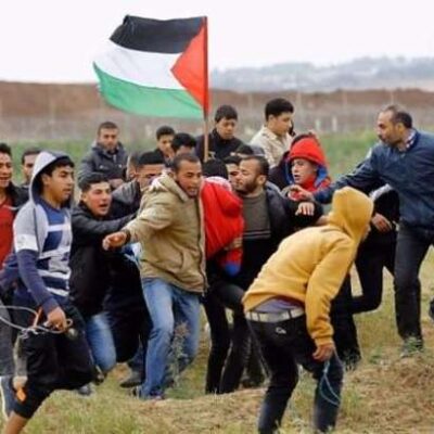 Evacuation d'un manifestant blessé vendredi à Gaza