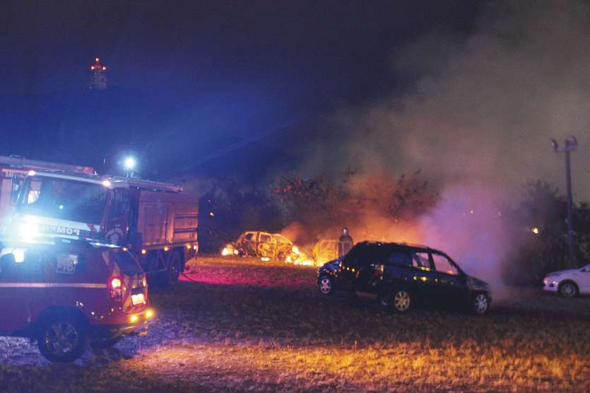 Voitures incendiées à Noumea Voitures incendiées à Noumea